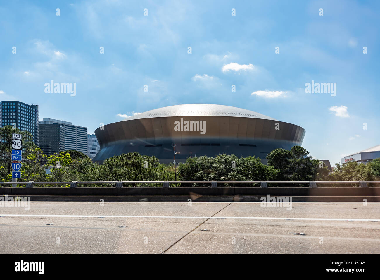 New Orleans, USA - 23. April 2018: Berühmte Mercedes-Benz Superdome Stadion in Louisiana mit Verkehrszeichen, sonnigen Tag Stockfoto