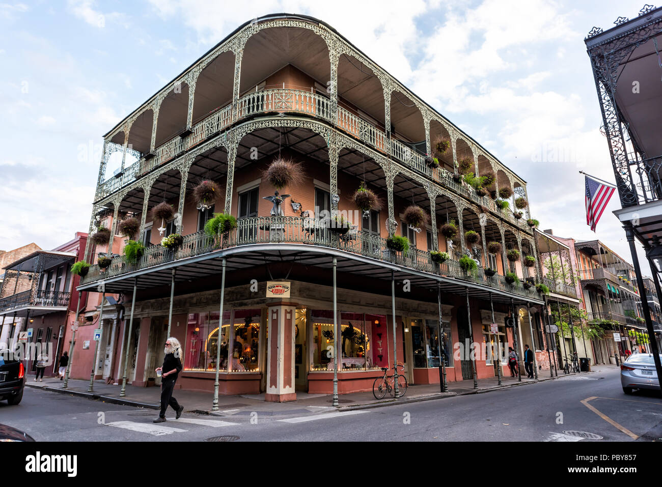 New Orleans, USA - 23. April 2018: Altstadt Bourbon Street in Louisiana berühmten Stadt, Stadt, Gusseisen balkon Wand, Ecke, Gebäude, Menschen zu Fuß duri Stockfoto