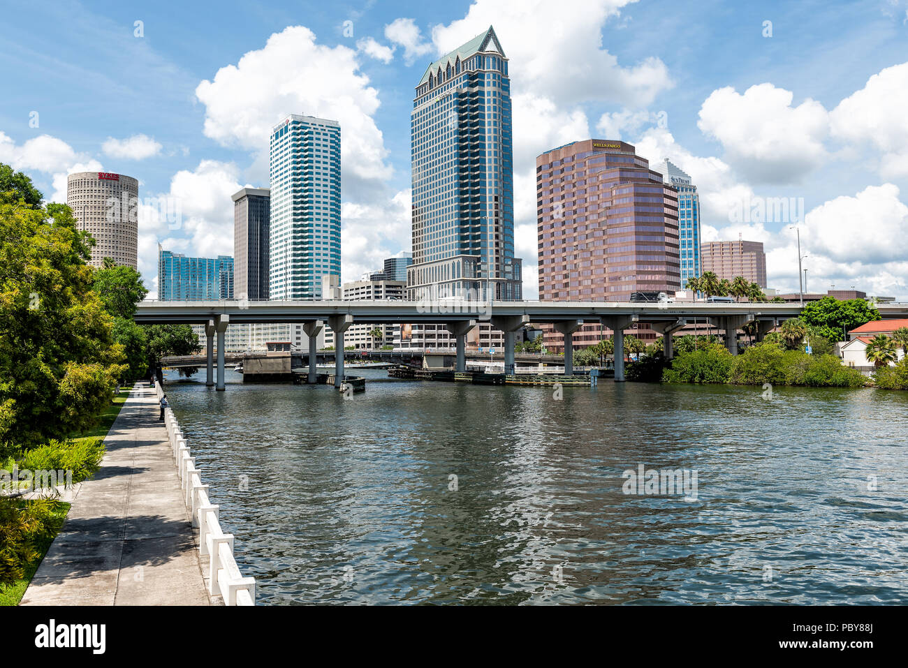 Tampa, USA - 27. April 2018: Downtown City Park in Florida mit Brücken, Autobahn, Boot yacht, Wolkenkratzer Büro moderne Gebäude mit Anzeichen für Brunnen Stockfoto