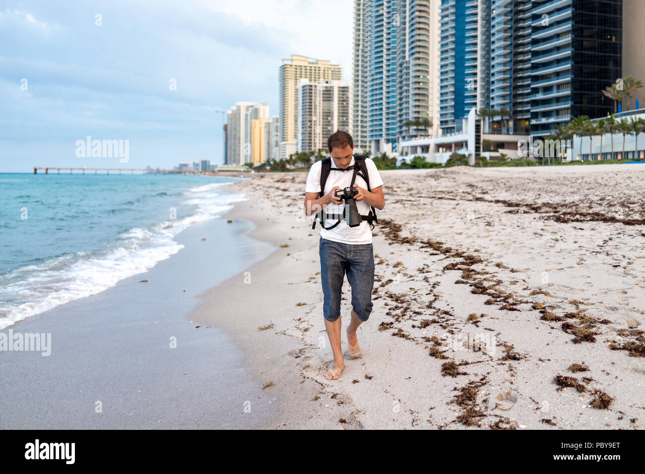 Sunny Isles Beach Gebäude während des Abend in Miami, Florida, mit Sand,  Pier, Ufer Küste, Menschen Person Fotograf Mann mit Kamera Stockfotografie  - Alamy