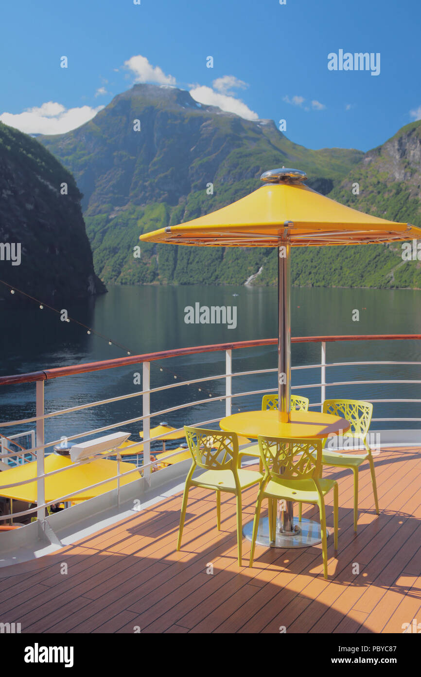 Deck von Kreuzfahrtschiff und Fjord. Geiranger, Norwegen Stockfoto