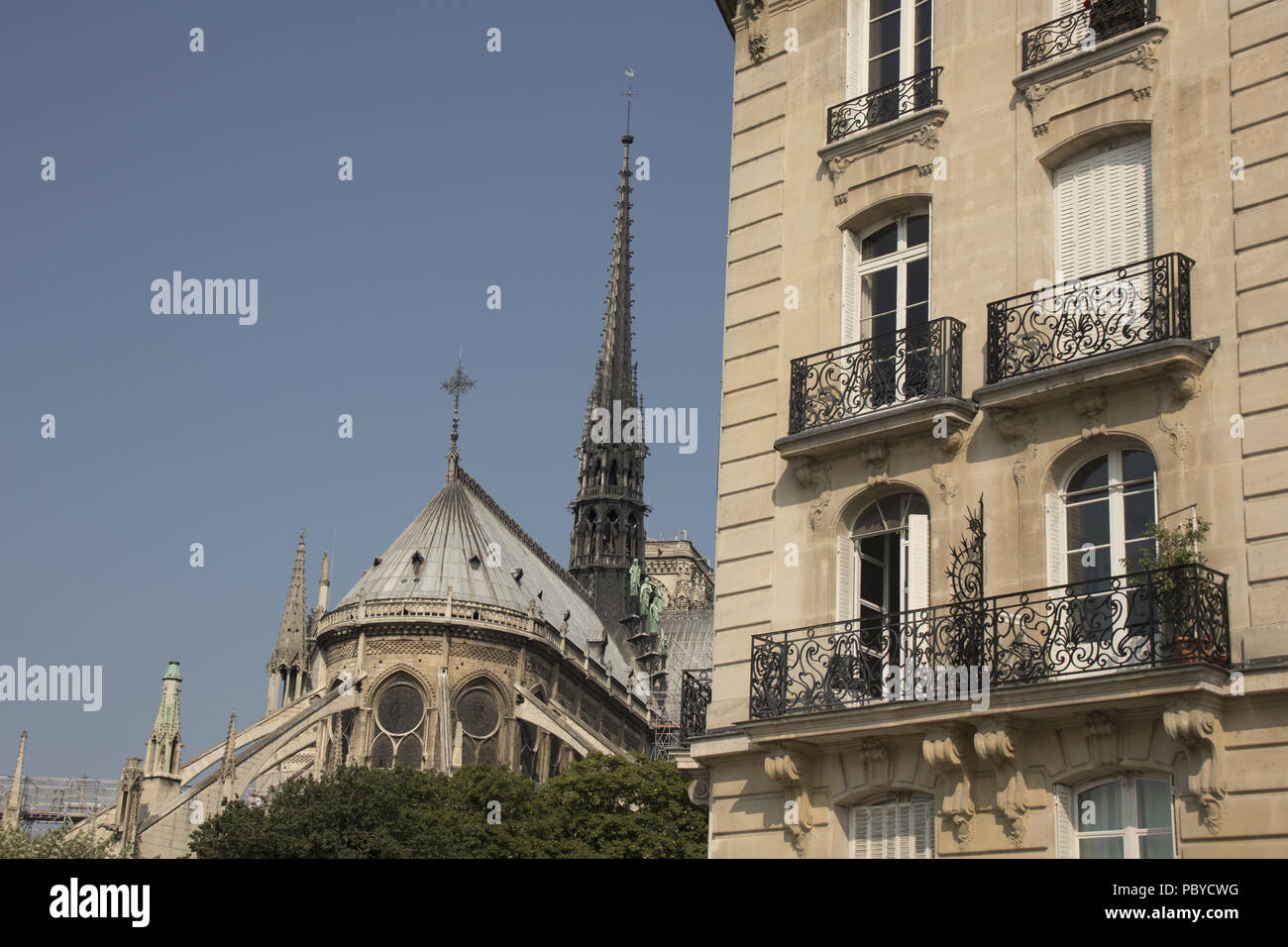 Schönes Mehrfamilienhaus, Quai aux Fleurs, im 4. Arrondissement von Paris Stockfoto