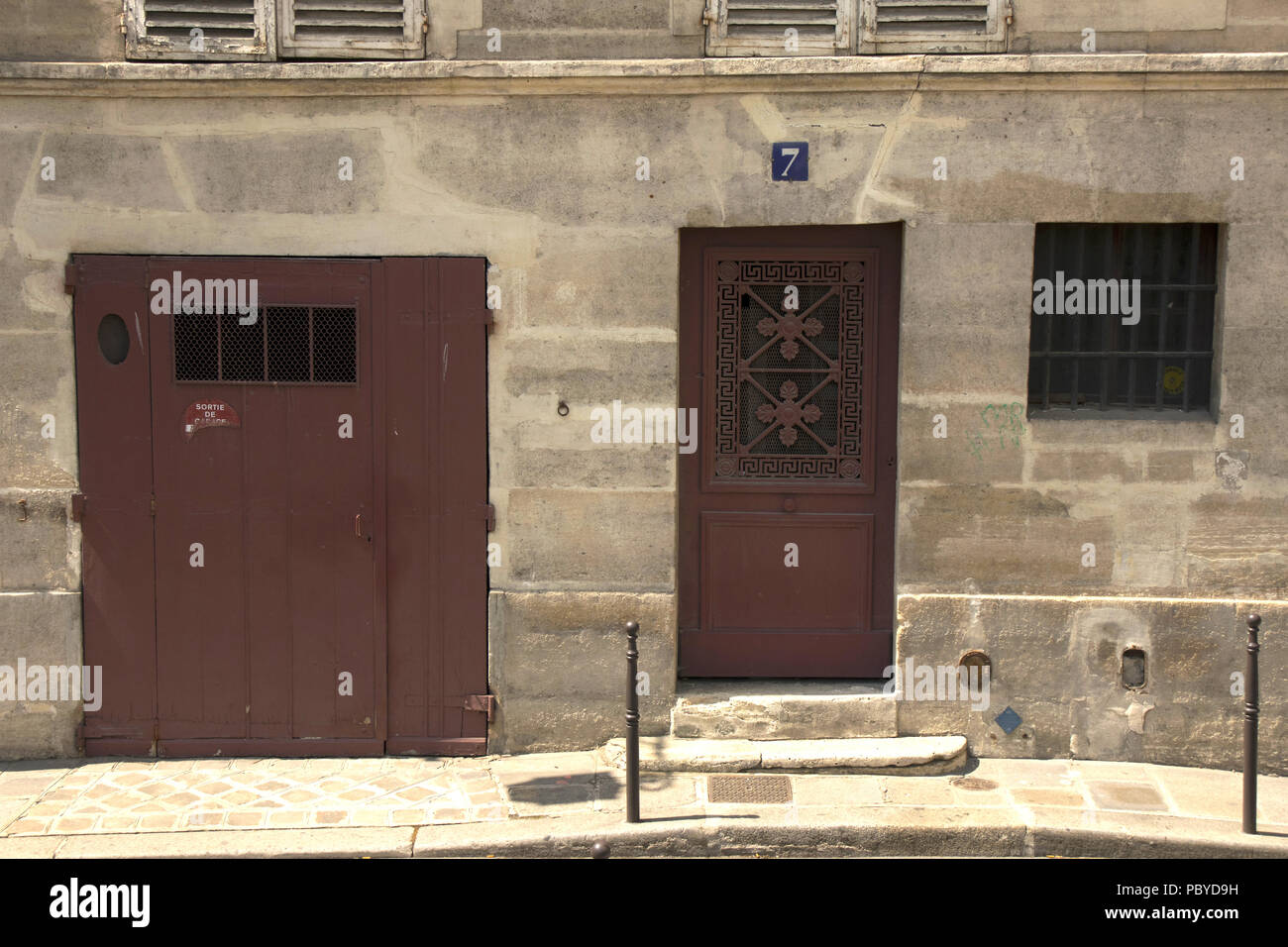 Türen und Fenster ein Quadrat in der Rue des Ursins, Paris 4ème Stockfoto