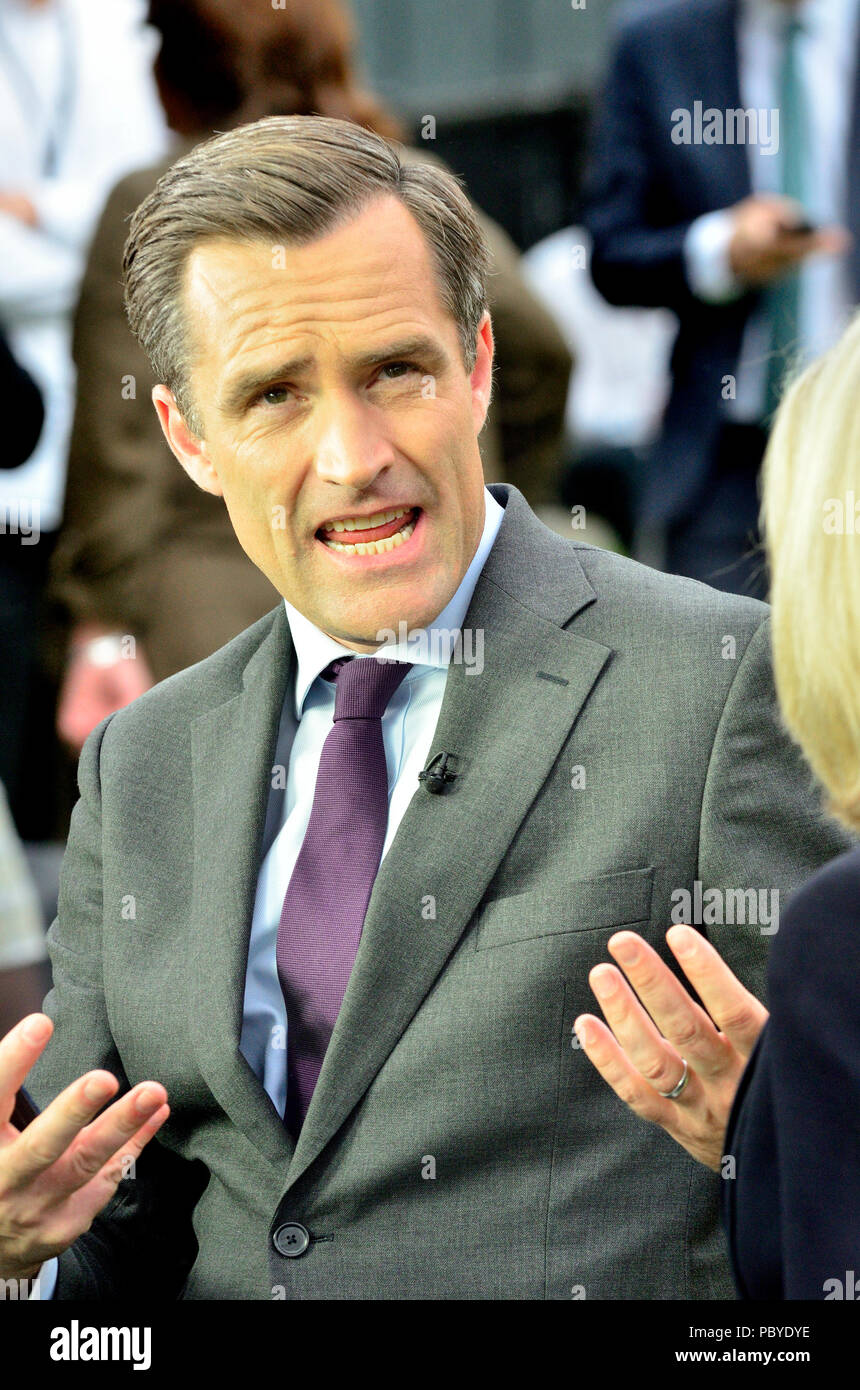 Max Foster, CNN Anker und der Londoner Korrespondent, während einer Live-Nachrichten Sendung vom College Green, Westminster, Juli 2018 Stockfoto