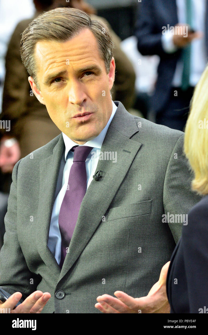 Max Foster, CNN Anker und der Londoner Korrespondent, während einer Live-Nachrichten Sendung vom College Green, Westminster, Juli 2018 Stockfoto