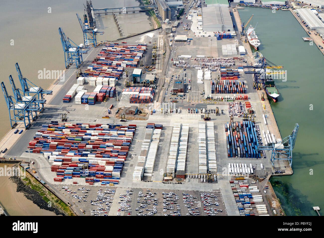 Ein Luftbild von Behältern in Tilbury Docks, Essex, Souh Ostengland, Großbritannien Stockfoto