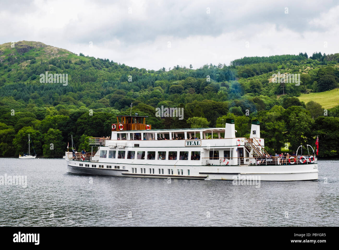 MV Teal 1936 Passagierdampfer Schiff auf Windermere See Kreuzfahrt verlassen am See, Nationalpark Lake District, Cumbria, England, Großbritannien, Großbritannien Stockfoto