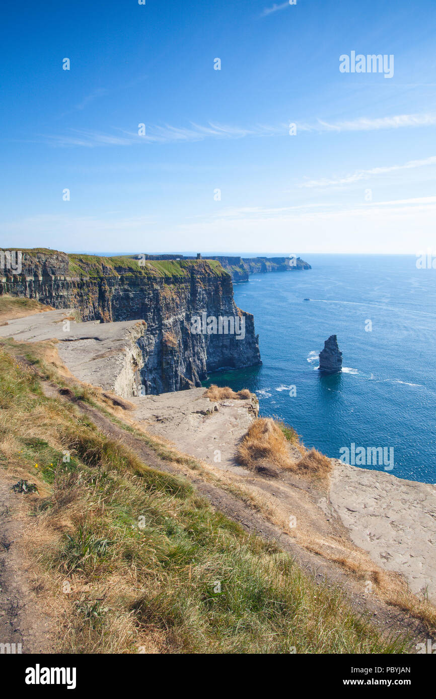 Die berühmten Klippen von Moher sind Klippen am südwestlichen Rand der Region Burren im County Clare, Irland. Sie laufen für etwa 14 Kilometer Stockfoto