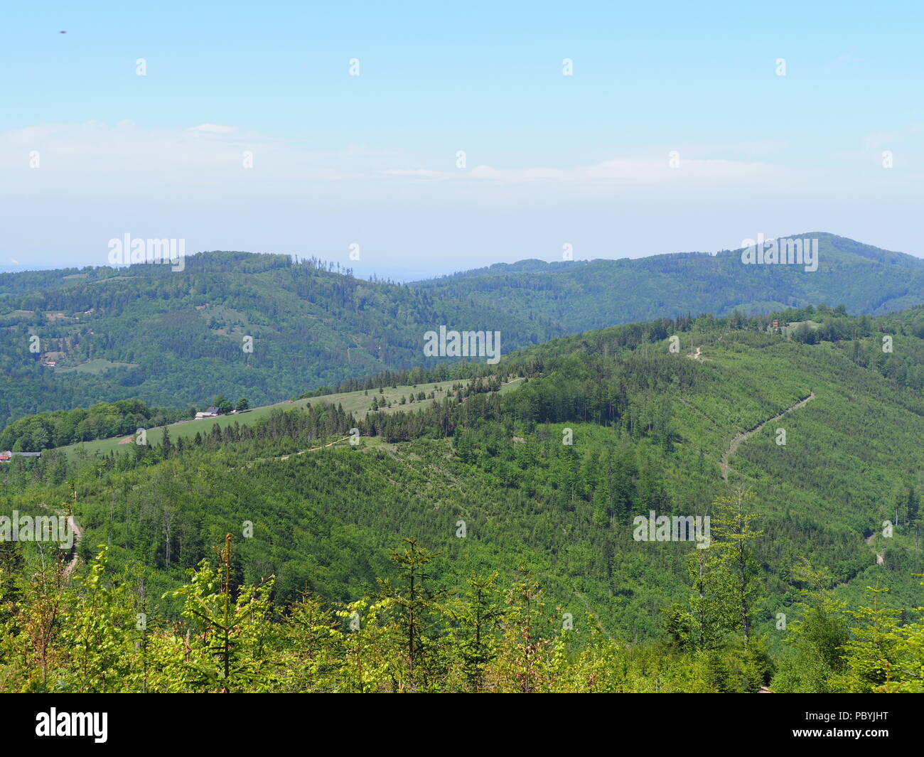 Wundervolle Salmopol Pass in der Nähe von Mount Kotarz in Schlesischen Beskiden Reihe Landschaften in der Nähe von europäischen Stadt Szczyrk in Polen mit klaren blauen Himmel Ich Stockfoto