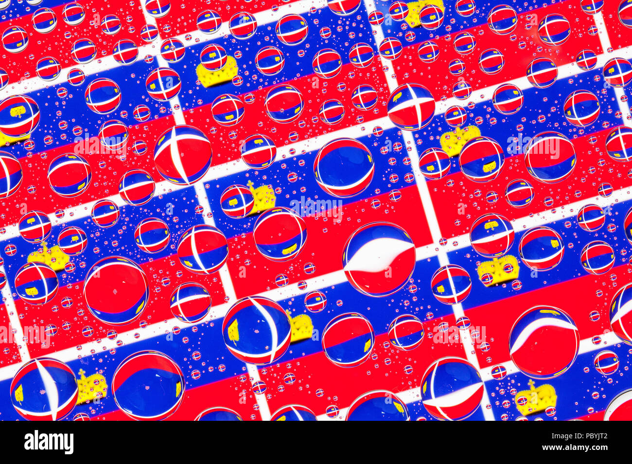Flaggen von Lichtenstein, hinter ein Glas mit Tropfen bedeckt. Muster von Fahnen von Lichtenstein. 3D-Darstellung Stockfoto