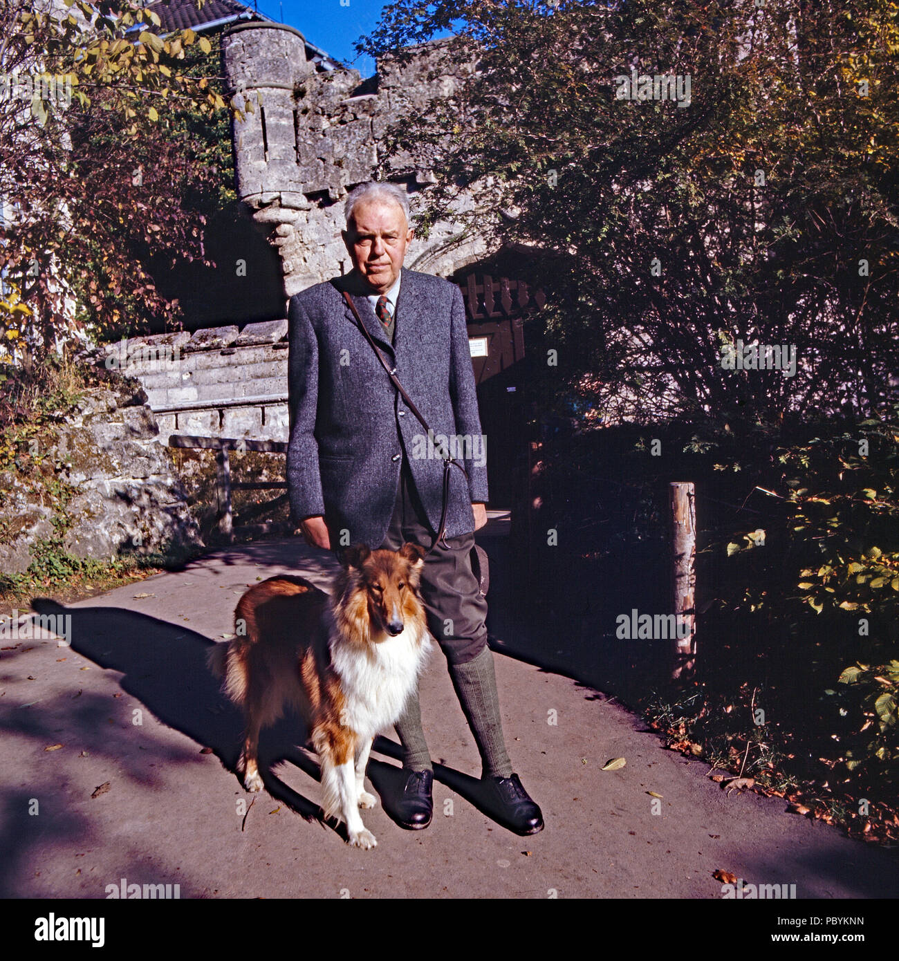 Herzog Karl Gero von Urach mit Langhaarcollie Asta in Schloss