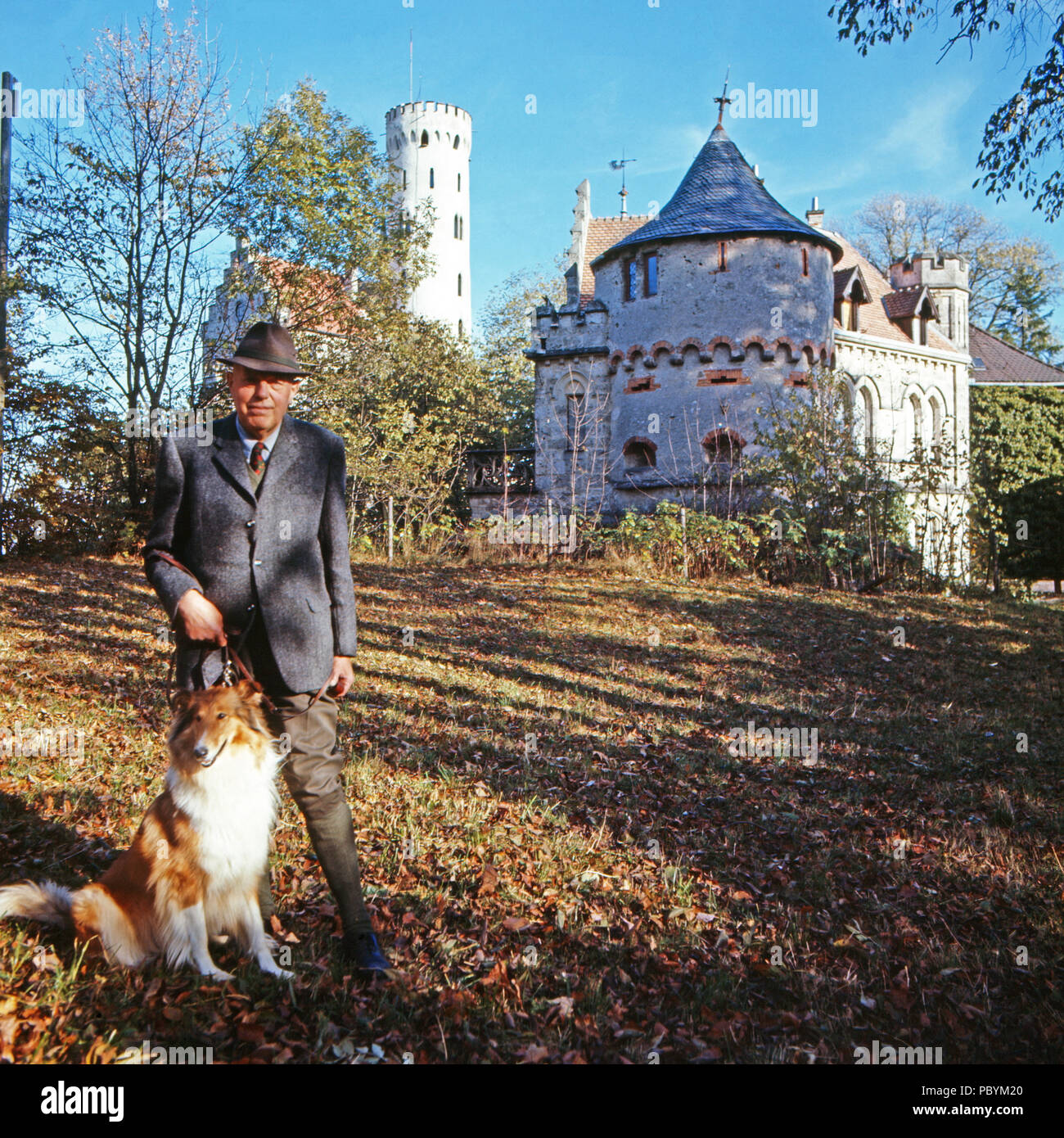 Herzog Karl Gero von Urach mit Langhaarcollie Asta in Schloss