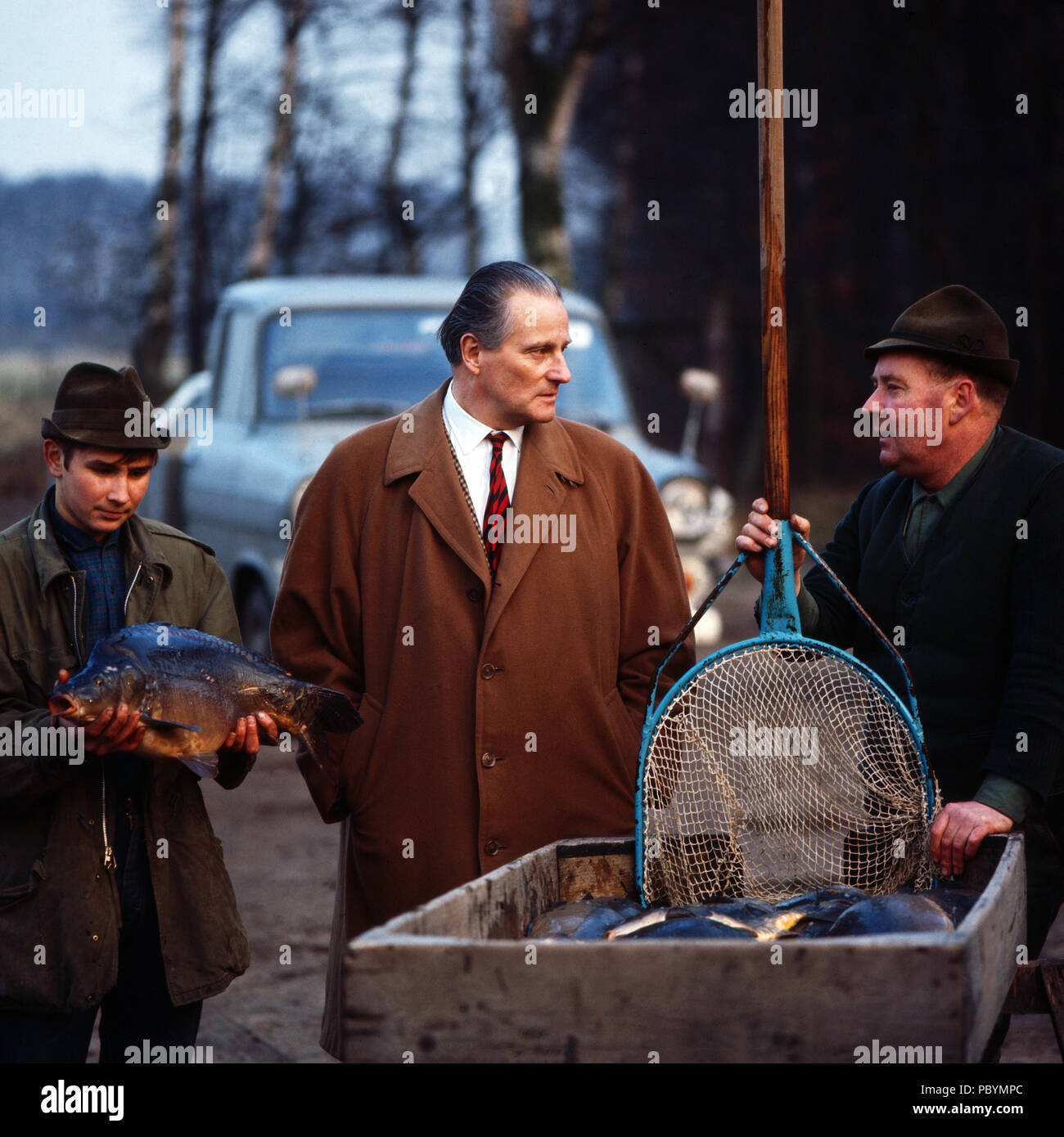 Karl Emanuel, 14. Herzog von Croy mit Mitarbeitern der Fischzucht in Dülmen, Deutschland 1981. Karl Emanuel, 14 Herzog von Croy mit seinem Mitarbeiter der Fischzucht in Duelmen, Deutschland 1981. Stockfoto