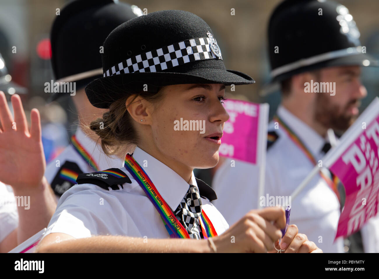 Offiziere von Merseyside Polizei zeigen ihre Unterstützung für die LGBT-Gemeinschaft, wie sie in der Stadt marschieren im Liverpool Pride Festival 2018. Stockfoto