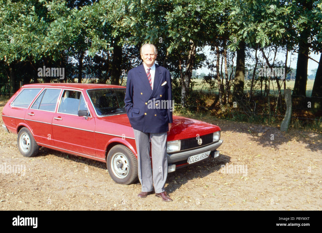 Karl Emanuel, 14. Herzog von Croy vor seinem VW Passat Kombi in Dülmen, Deutschland 1989. Karl Emanuel, 14 Herzog von Croy mit seinem Volkswagen Passat in Merfeld Herrenhaus in Duelmen, Deutschland 1989. Stockfoto