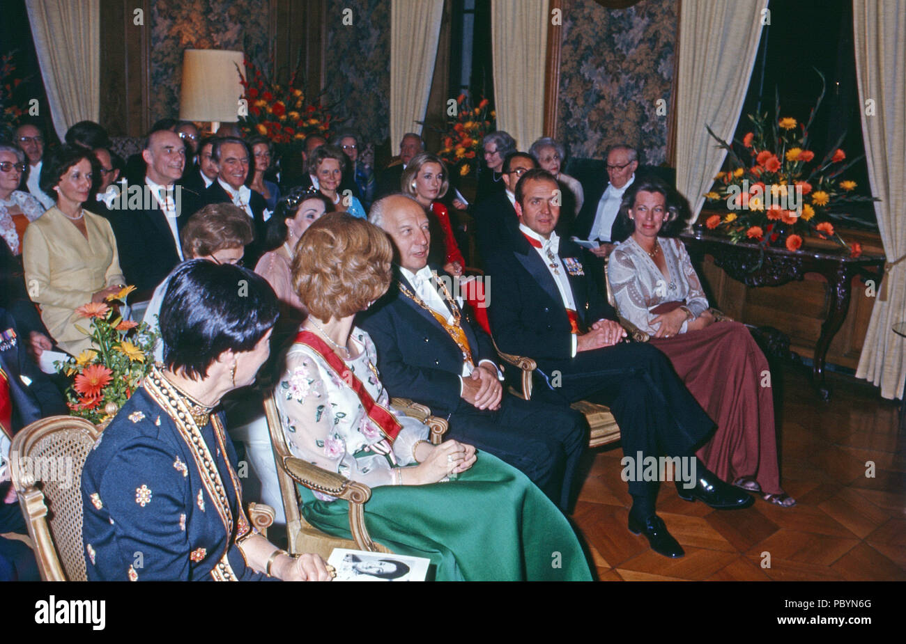 Schloss Gymnich in Erftstadt als Gästehaus der Bundesregierung: Empfang des Königspaares Juan Carlos und Sofia von Spanien durch Bundespräsidenten Walter Scheel, Deutschland 1977. Gymnich schloss als Deutschlands Guesthouse: Bundespräsident Walter Scheel begrüßt König Juan Carlos und Königin Sofia von Spanien, Deutschland 1977. Stockfoto