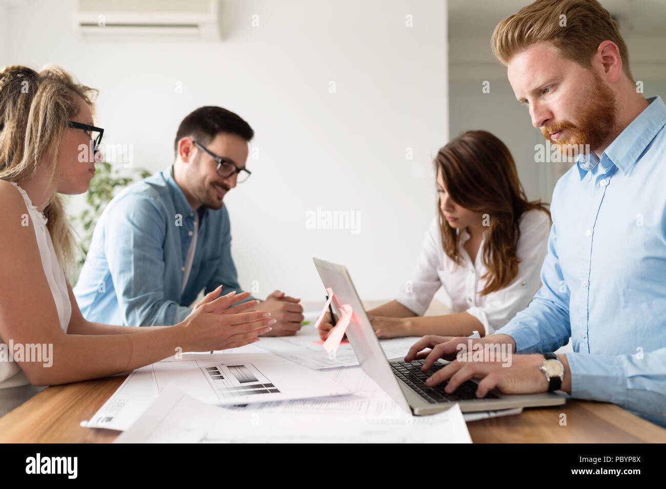 Team von jungen Architekten über das Projekt diskutieren Stockfoto