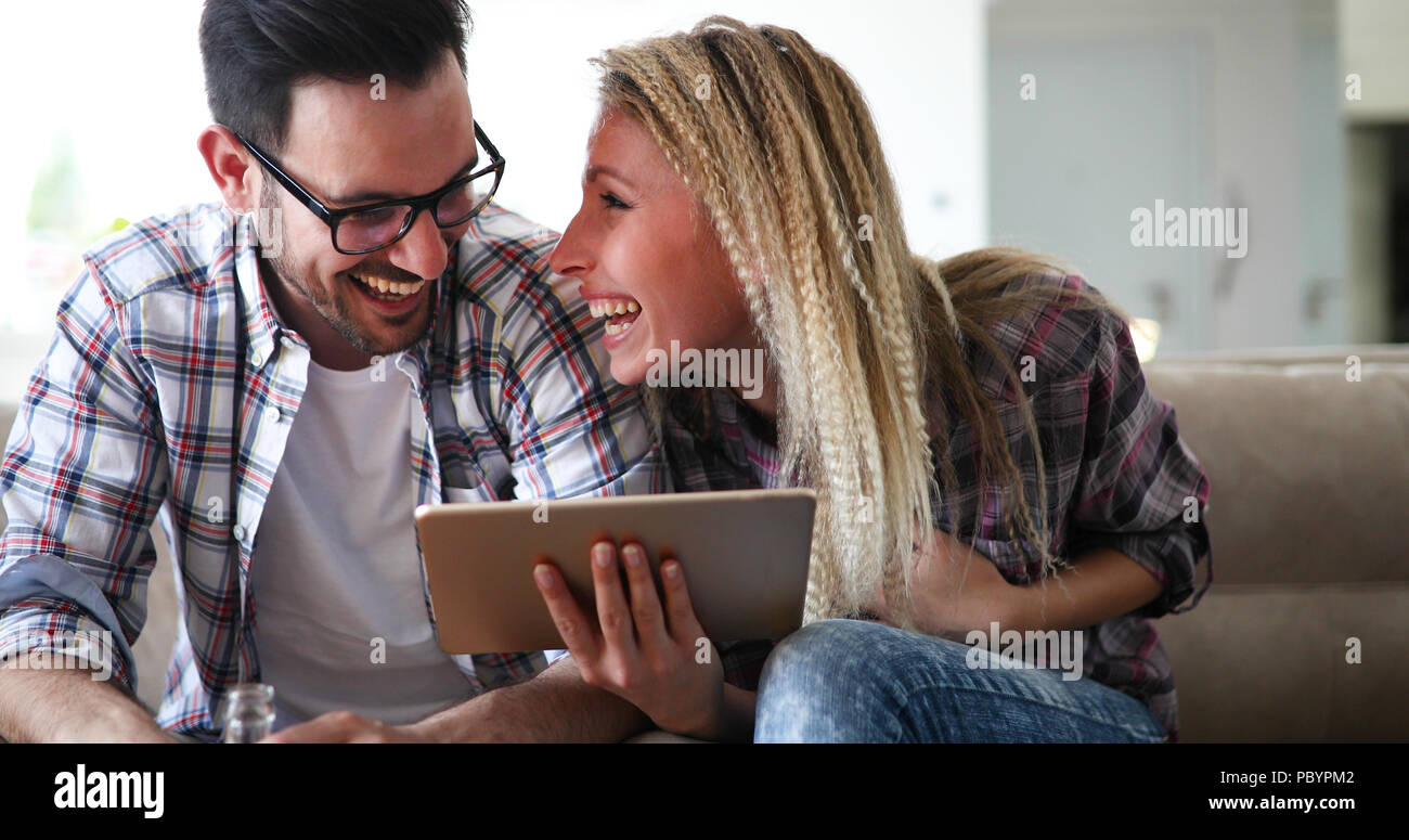 Romantisches Paar mit Tablet Liebe Stockfoto