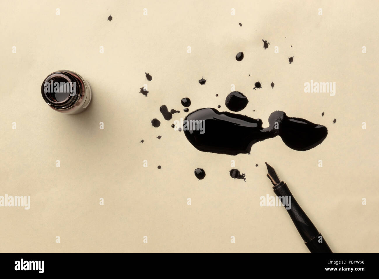Ein Foto Von Einem Tinte Gut Mit Tropfen Tinte Und Feder Feder Mit Kopie Raum Stockfotografie Alamy