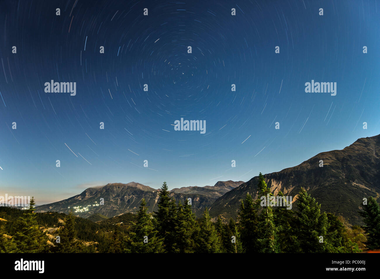 Star trails bei klare Nacht, in Tzoumerka region, Epirus, Griechenland. Stockfoto