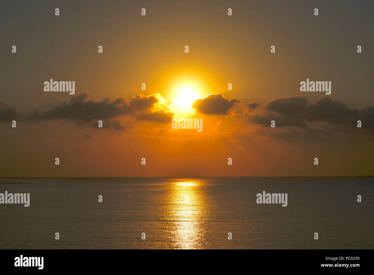 Schöne helle Farben in einer perfekten Sonnenaufgang an einem Strand am Pedasi in Panama Stockfoto