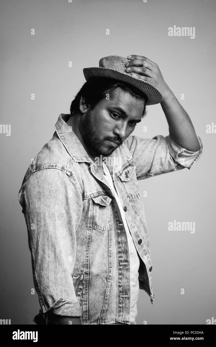 Berühmte gut aussehende indischen Sängerin in trendiger Kleidung. schwarz-weiß Foto mit der Kamera darstellen. Stockfoto