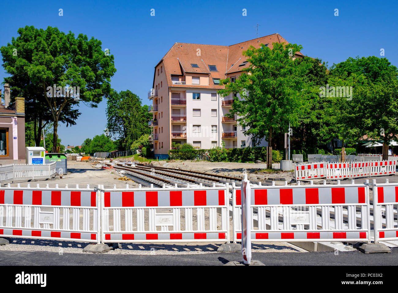 Straßburg, Tram Baustelle, Sicherheit Kunststoff Barrieren, Schienen, Häuser, Linie E Erweiterung, Elsass, Frankreich, Europa, Stockfoto