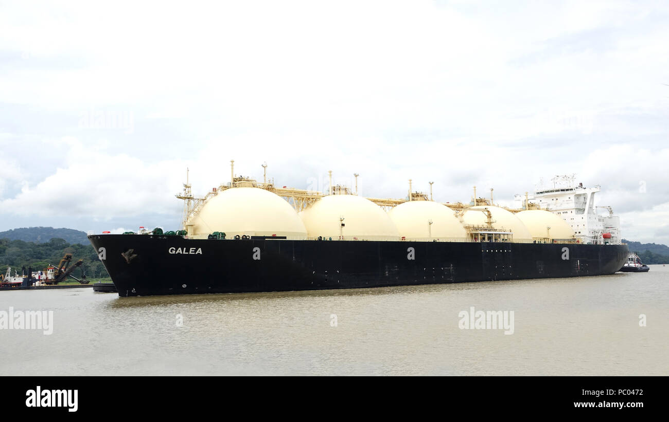 PANAMA - 19.November 2016: Post-panamax Schiffes GALEA den Panama Kanal überqueren, Galea ist ein LNG-Tanker, einer der großen Schiffe, die nun das Wasser nutzen können Stockfoto