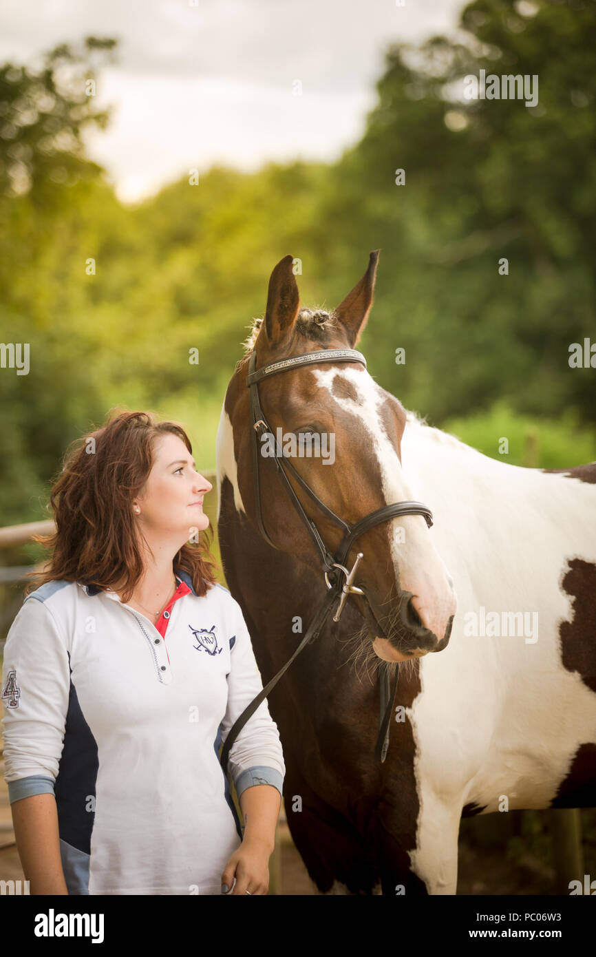 Junge Frau mit ihrem Haustier Pferd, außerhalb. Großbritannien Stockfoto