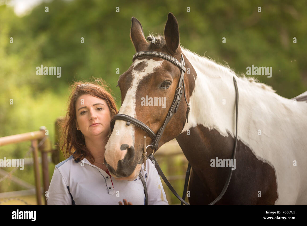 Junge Frau mit ihrem Haustier Pferd, außerhalb. Großbritannien Stockfoto