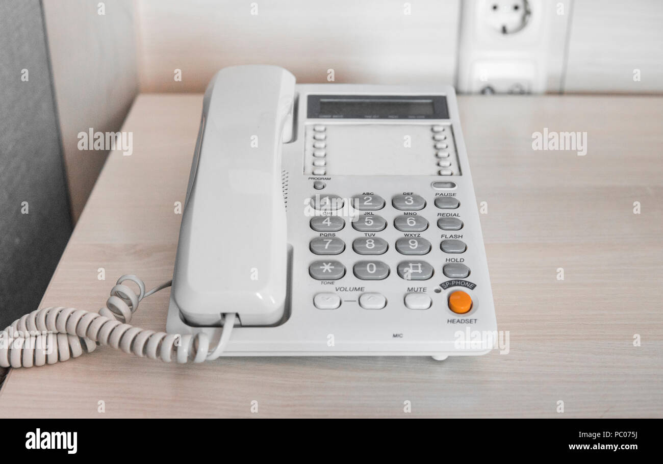 Weiß Telefon am Tisch im Hotel Zimmer. Stockfoto