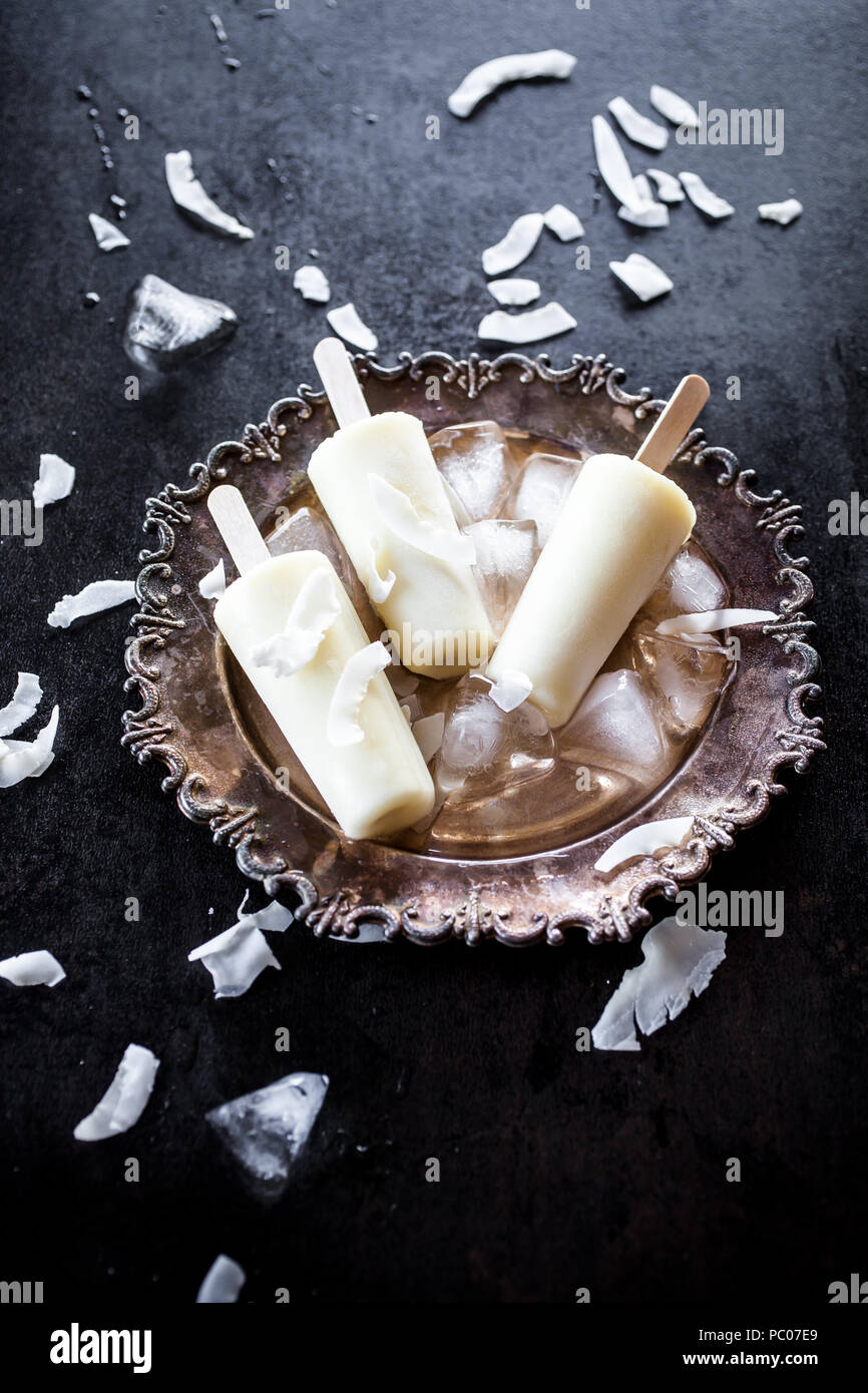 Eis am Stiel aus Ananas und Kokosnuss Stockfoto
