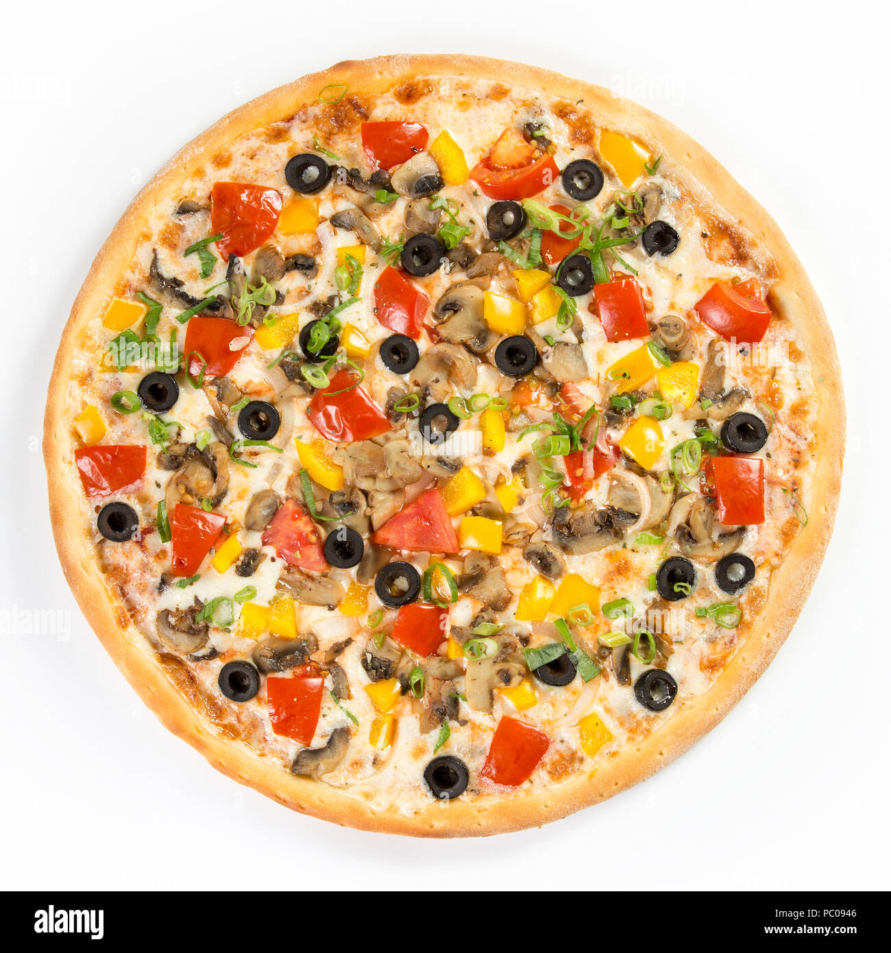 Frische vegetarische Pizza mit Mozzarella auf weißem Hintergrund Stockfoto