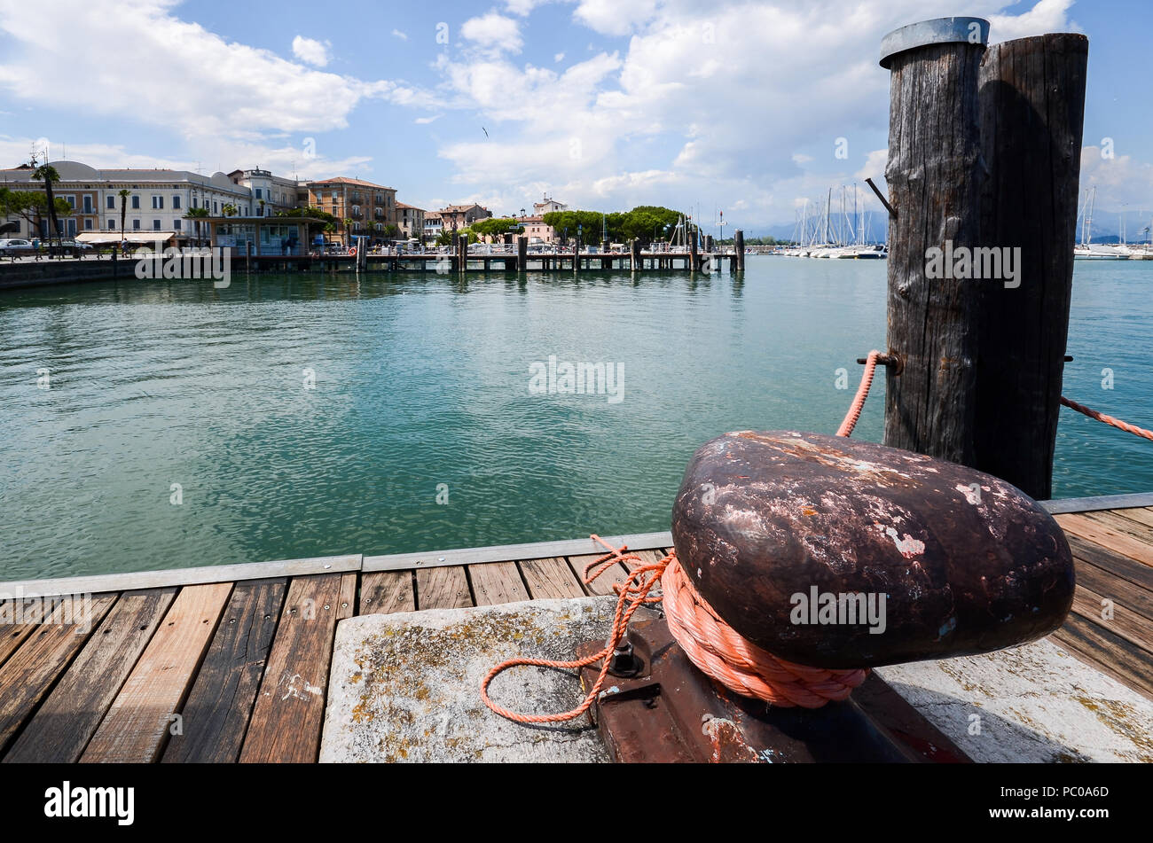 Liegeplatz bezieht sich auf eine dauerhafte Struktur, zu der ein Schiff gesichert werden können. Beispiele sind Kais, die Kaianlagen, Steganlagen, Piers, Anker, Bojen, und Bojen. Stockfoto