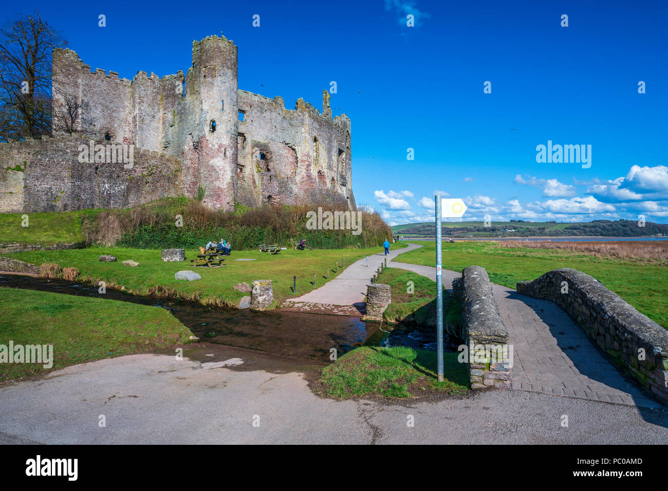 Das Schloss und die Mündung des Flusses Taf in Laugharne, Carmarthenshire, Wales, Vereinigtes Königreich, Europa Stockfoto