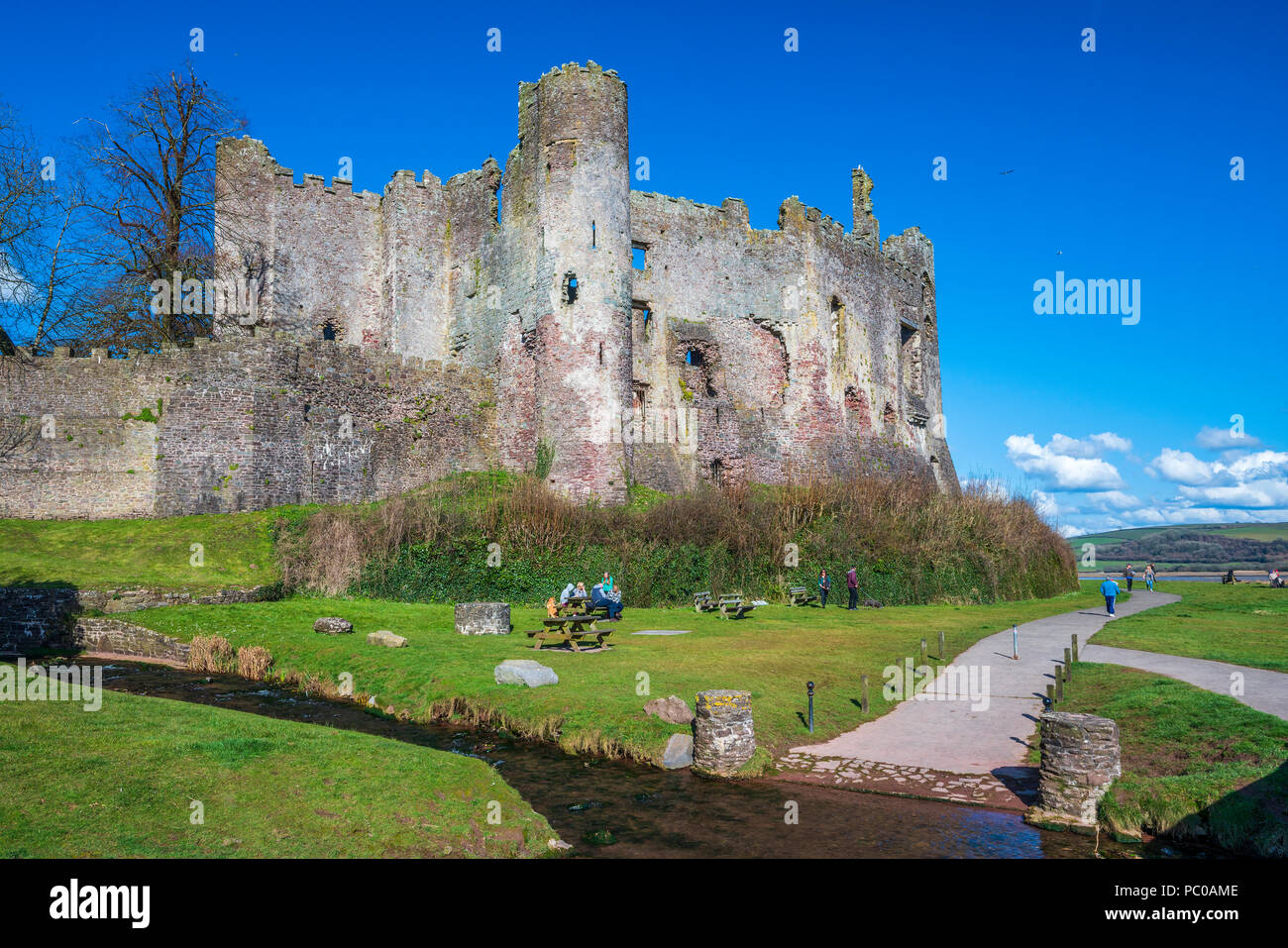 Das Schloss und die Mündung des Flusses Taf in Laugharne, Carmarthenshire, Wales, Vereinigtes Königreich, Europa Stockfoto