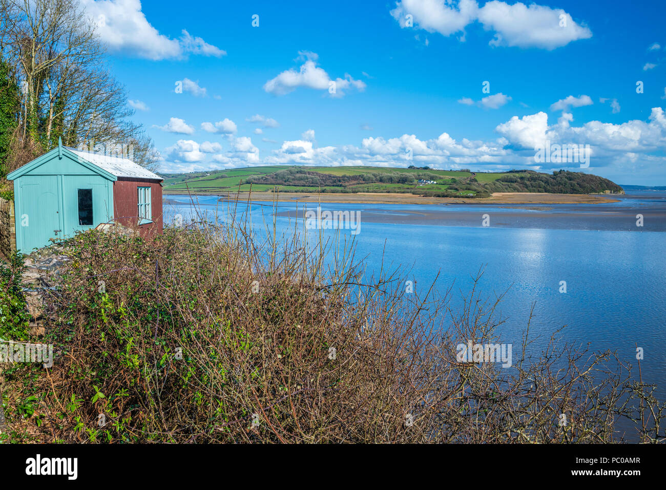 Dylan Thomas Bootshaus mit der Mündung des Flusses Taf in Laugharne, Carmarthenshire, Wales, Vereinigtes Königreich, Europa Stockfoto