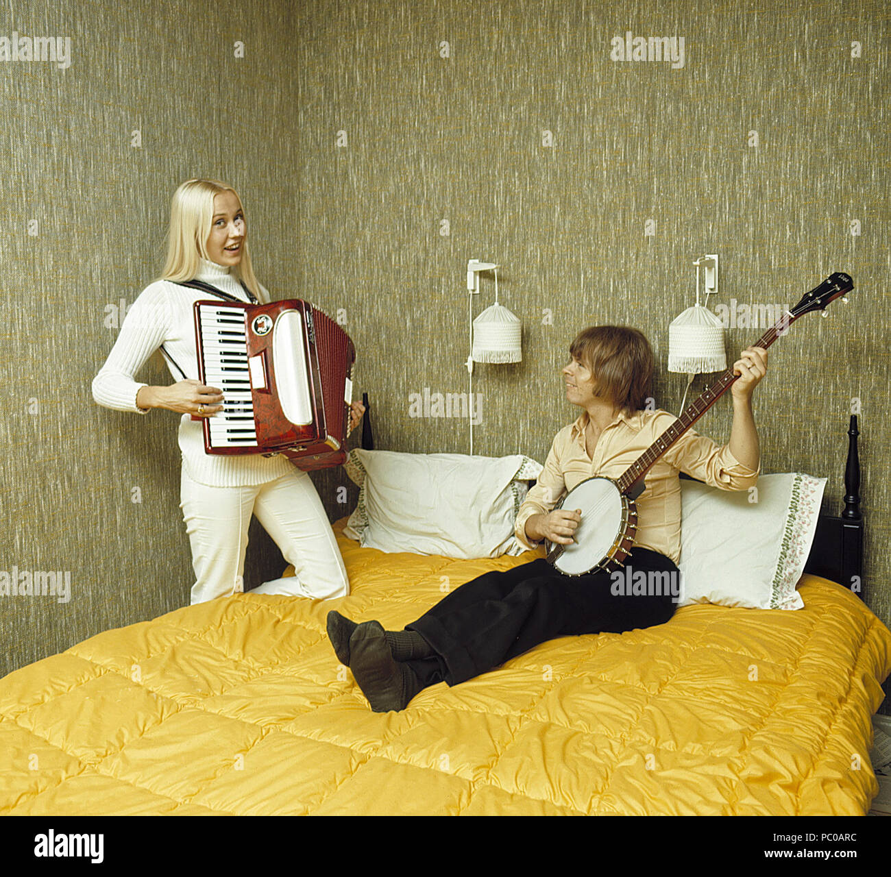 ABBA. Agnetha Fältskog. Sänger. Mitglied der Popgruppe ABBA. Geboren 1950. Hier sehen Sie zu Hause mit ihren Verlobten Björn Ulvaeus 1970, den sie am 6. Juli 1971 verheiratet. Foto: Kristoffersson Stockfoto