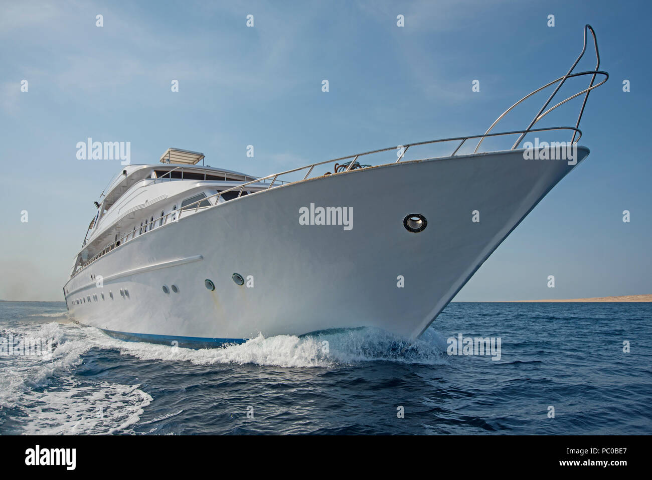 Eine luxuriöse private Motoryacht im Gange auf tropischen Meer mit Bugwelle Stockfoto