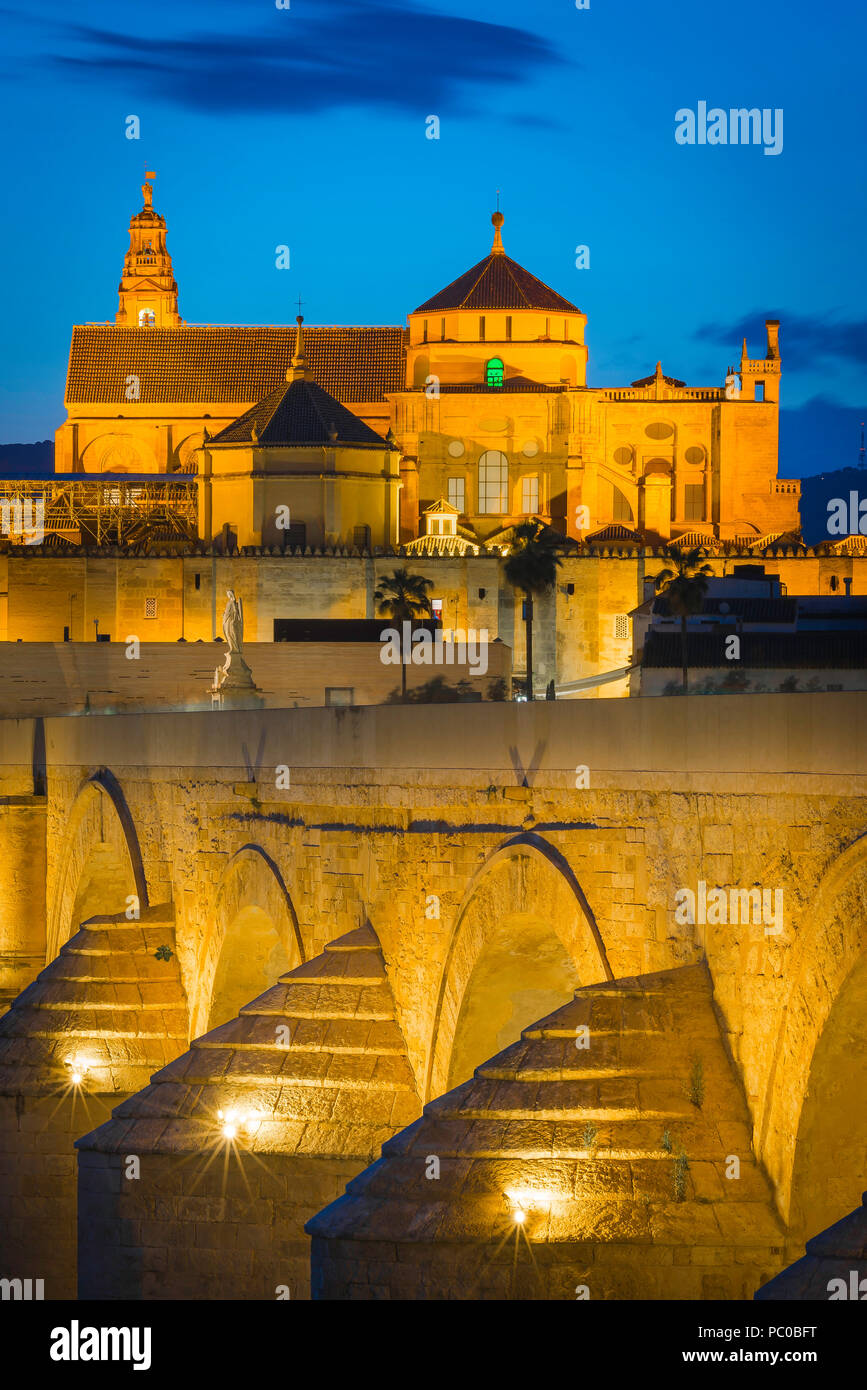 Andalusien Spanien Maurischen, Blick in der Nacht über die Römische Brücke (Puente Romano) in Richtung der Kathedrale Moschee (Mezquita) in Cordoba, Andalusien, Spanien. Stockfoto
