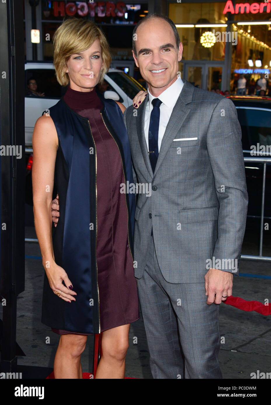 Michael Kelly und Frau 285 im Everest Premiere auf der TCL Chinese Theatre in Los Angeles. September 9, 2015. Michael Kelly und Frau 285 - - - - - - - - - - - - - Red Carpet Event, Vertikal, USA, Filmindustrie, Prominente, Fotografie, Bestof, Kunst, Kultur und Unterhaltung, Topix Prominente Fashion/Vertikal, Besten, Event in Hollywood Leben - Kalifornien, Roter Teppich und backstage, USA, Film, Stars, Film Stars, TV Stars, Musik, Promis, Fotografie, Bestof, Kunst, Kultur und Unterhaltung, Topix, drei Viertel, vertikal, eine Person aus dem Jahr 2015, Anfrage Stockfoto