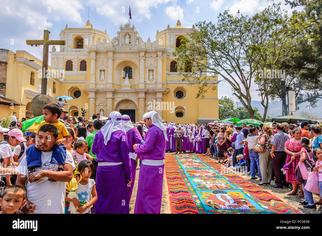 Antigua, Guatemala - April 1, 2012: Palm Sonntag außerhalb der Kirche La Merced in der Stadt mit dem berühmtesten Feierlichkeiten zur Karwoche in Lateinamerika. Stockfoto