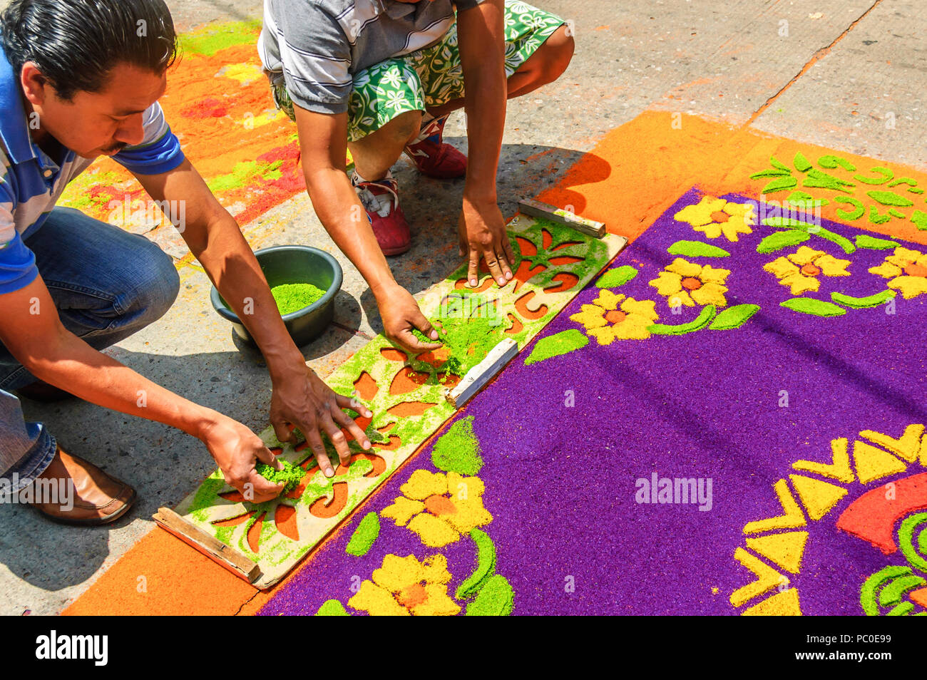 Antigua, Guatemala - April 2, 2015: Einheimische gefärbte Sägespäne Gründonnerstag Teppich in der Stadt machen, mit dem berühmtesten Feierlichkeiten zur Karwoche in Lateinamerika. Stockfoto