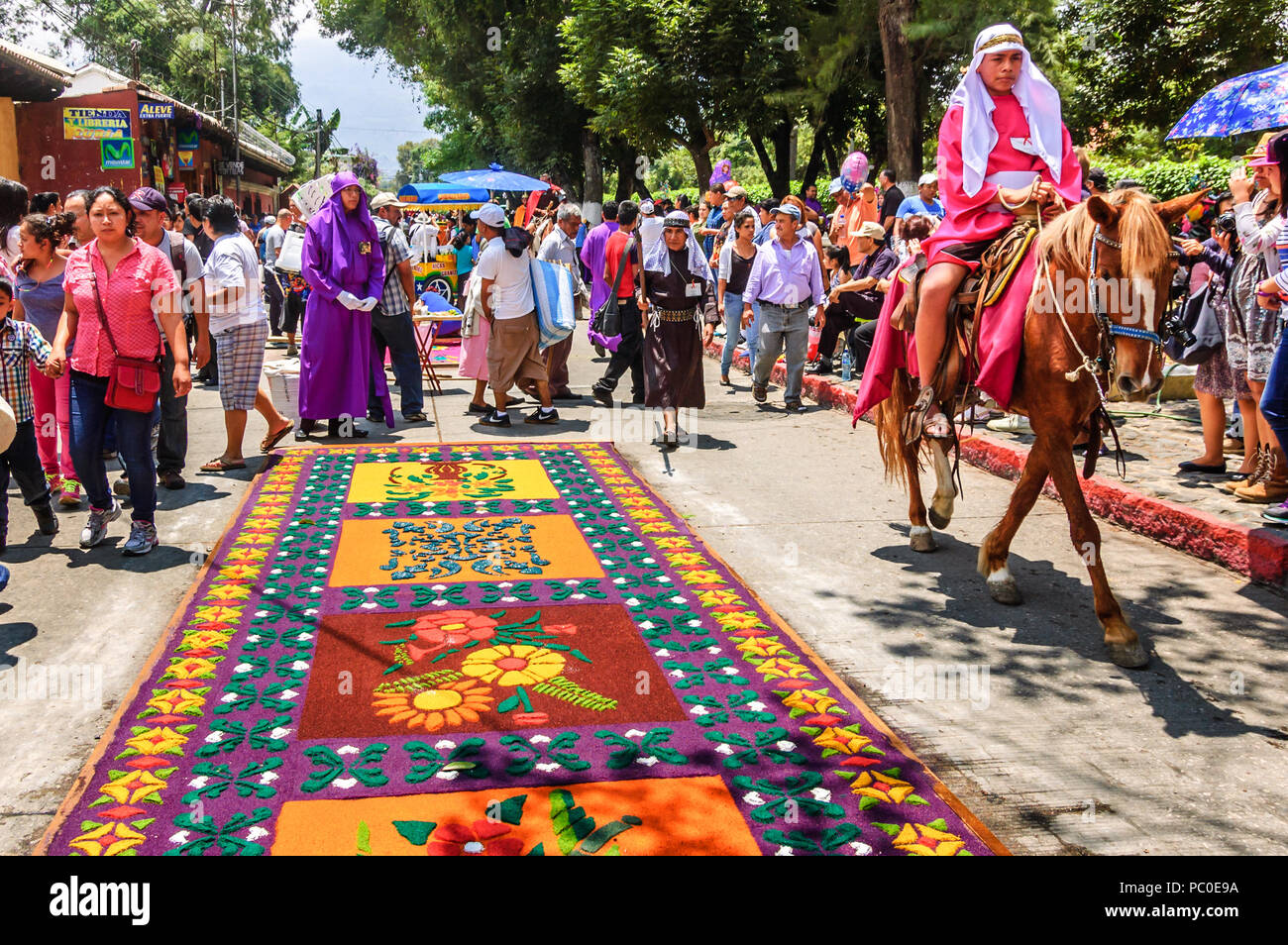 Antigua, Guatemala - 2. April 2015: Gründonnerstag Prozession Teppiche in der Stadt mit dem berühmtesten Feierlichkeiten zur Karwoche in Lateinamerika. Stockfoto