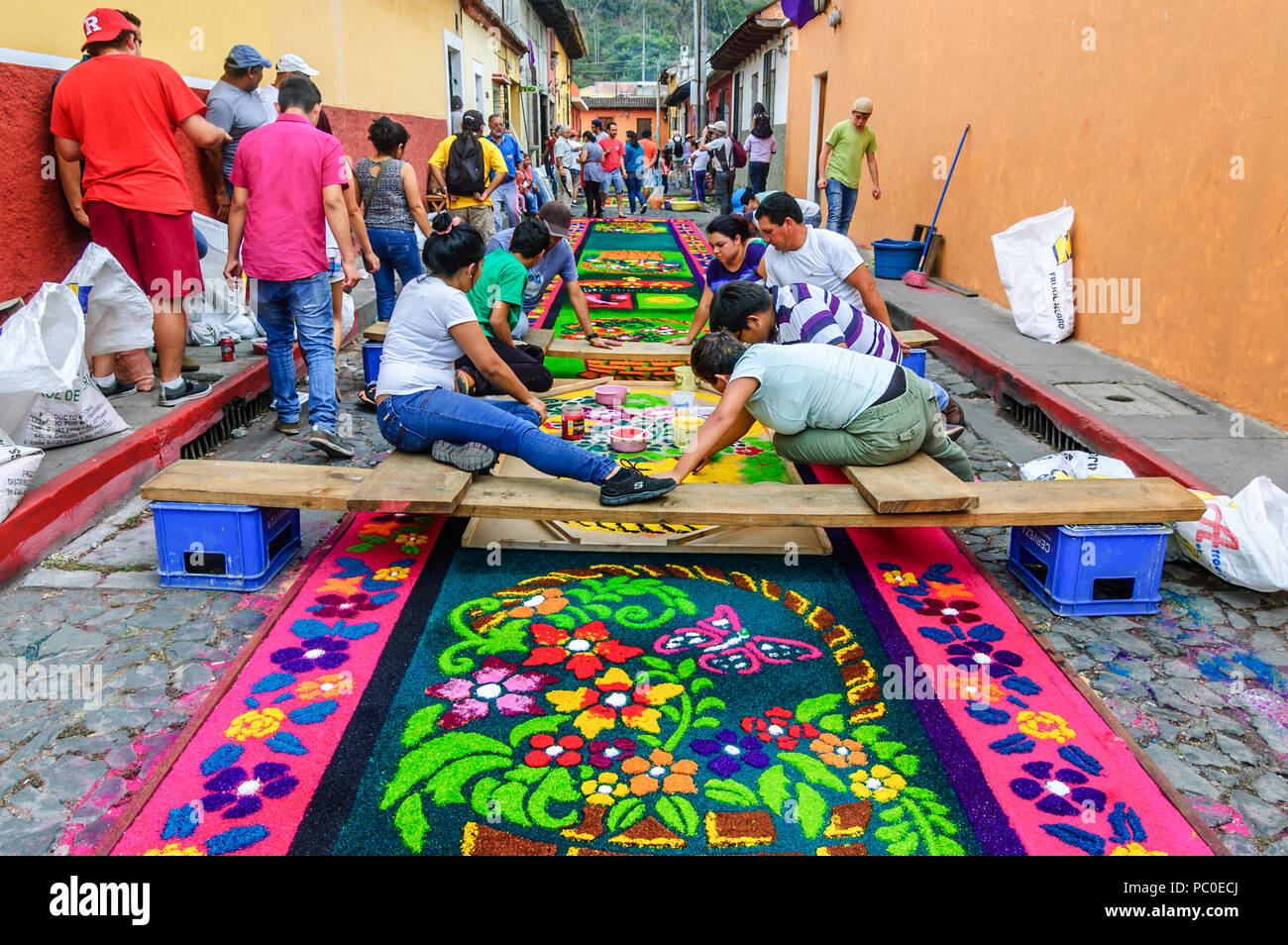 Antigua, Guatemala - April 2, 2015: Einheimische gefärbte Sägespäne Prozession Teppiche in der Stadt machen, mit dem berühmtesten Feierlichkeiten zur Karwoche in Lateinamerika. Stockfoto
