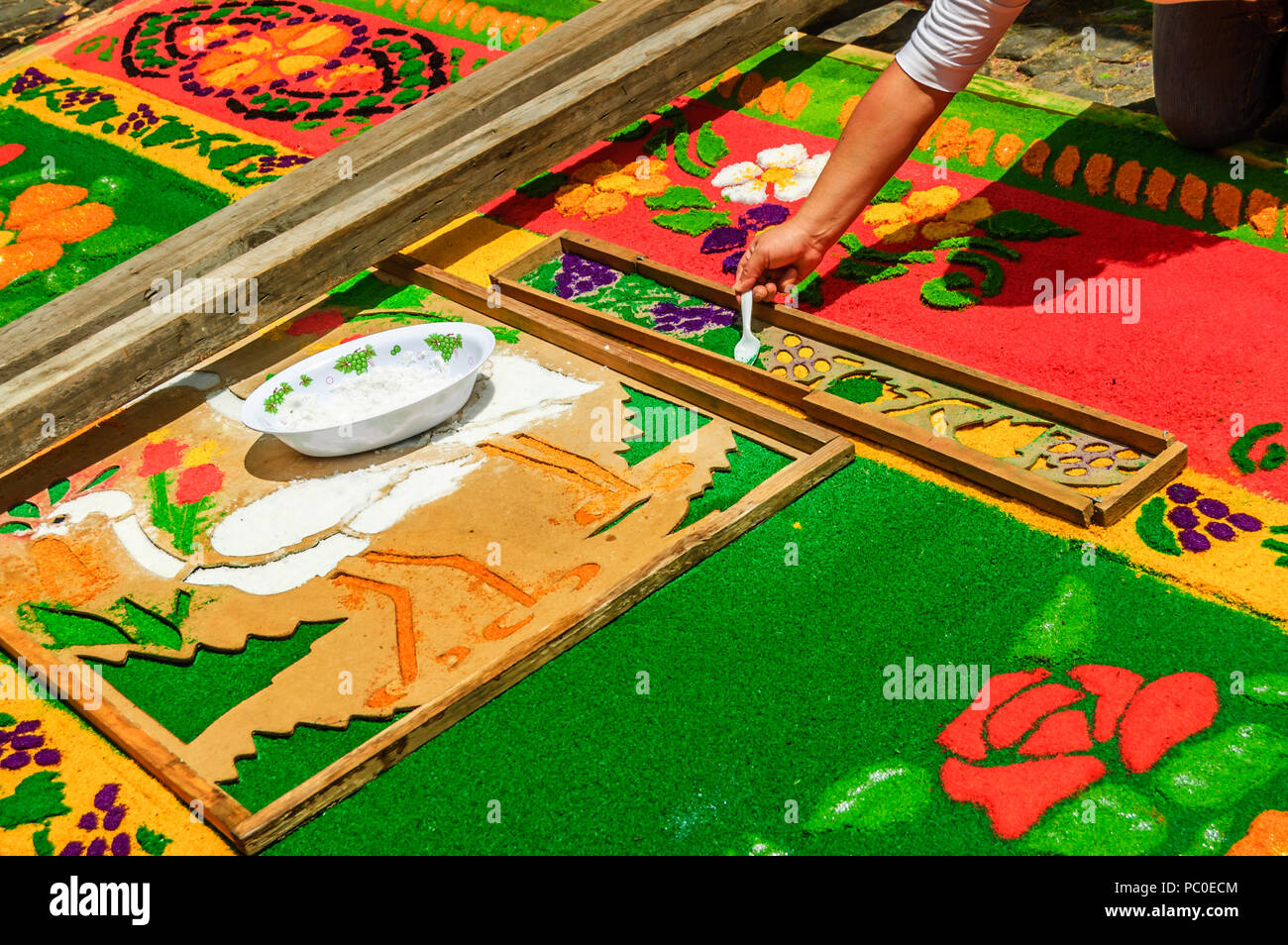 Antigua, Guatemala - April 2, 2015: Lokale macht gefärbte Sägespäne Prozession Teppich in der Stadt mit dem berühmtesten Feierlichkeiten zur Karwoche in Lateinamerika. Stockfoto Antigua, Guatemala - April 2, 2015: Lokale macht gefärbte Sägespäne Prozession Teppich in der Stadt mit dem berühmtesten Feierlichkeiten zur Karwoche in Lateinamerika. Stockfoto
