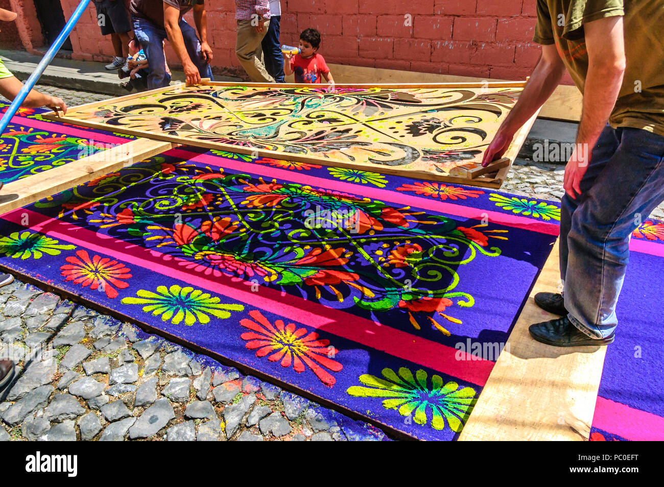 Antigua, Guatemala - April 2, 2015: Einheimische gefärbte Sägespäne Prozession Teppich in der Stadt machen, mit dem berühmtesten Feierlichkeiten zur Karwoche in Lateinamerika. Stockfoto