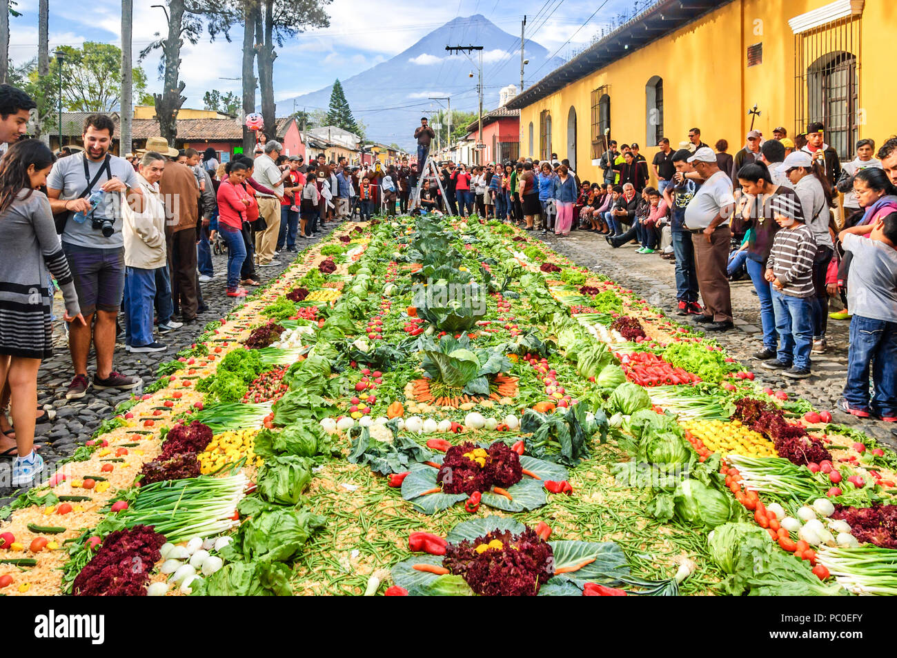 Antigua, Guatemala - 3. April 2015: Karfreitag Prozession Teppich & Agua Vulkan in der Stadt mit dem berühmtesten Feierlichkeiten zur Karwoche in Lateinamerika. Stockfoto