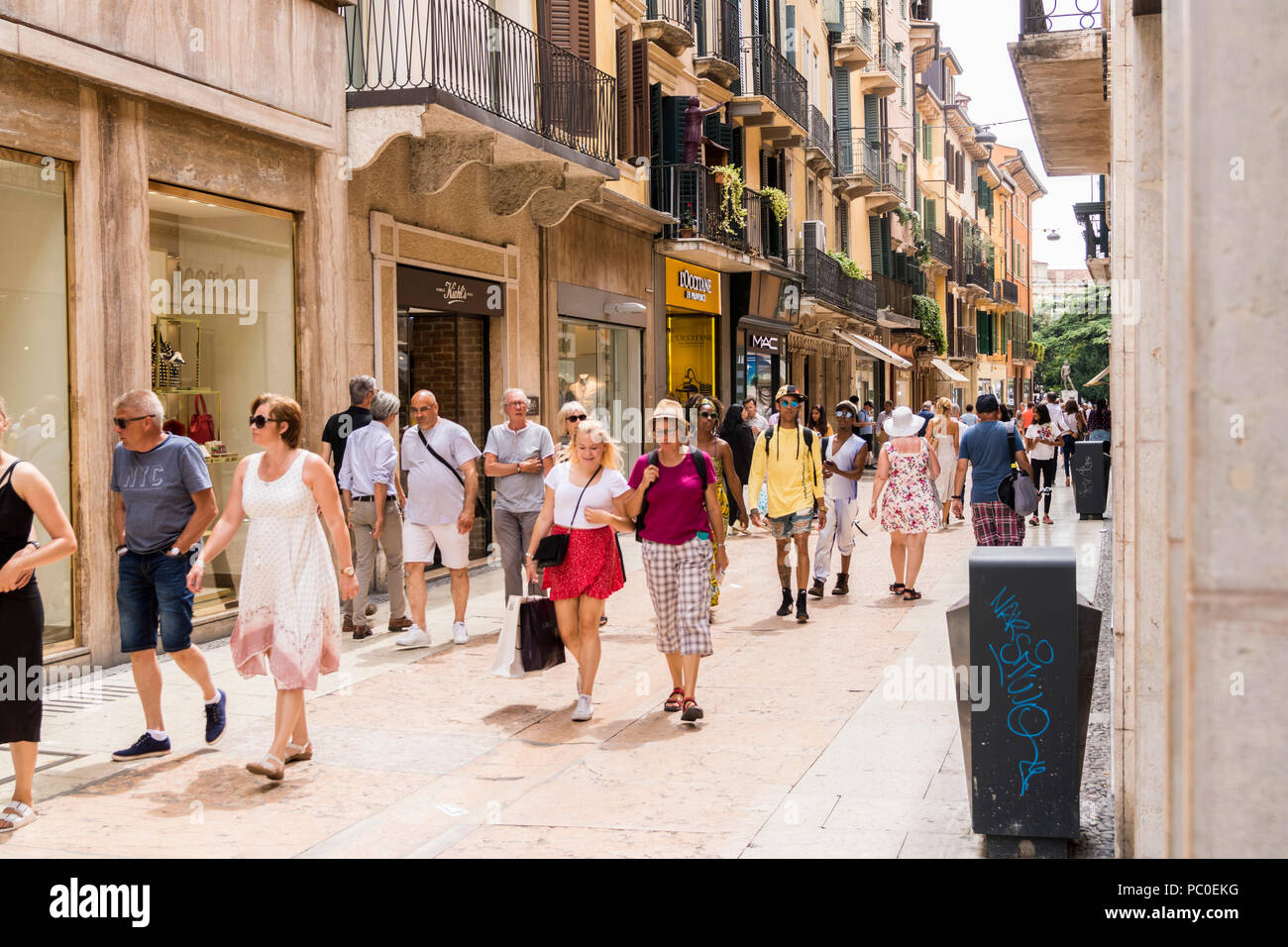 Touristen, Reisende verona italien besuchen, Lifestyle Urlaub Konzept, wandern Marmor Gassen, alten Stadt Verona, italienische Architektur Stockfoto