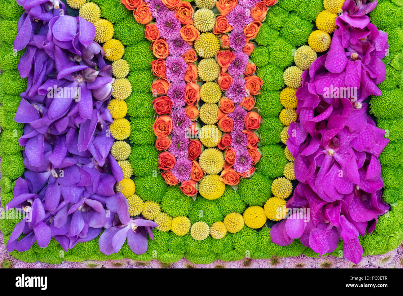 Indisch beeinflusste Blumenarrangement im RHS Tatton Park Flower Show 2018. Cheshire, England Stockfoto